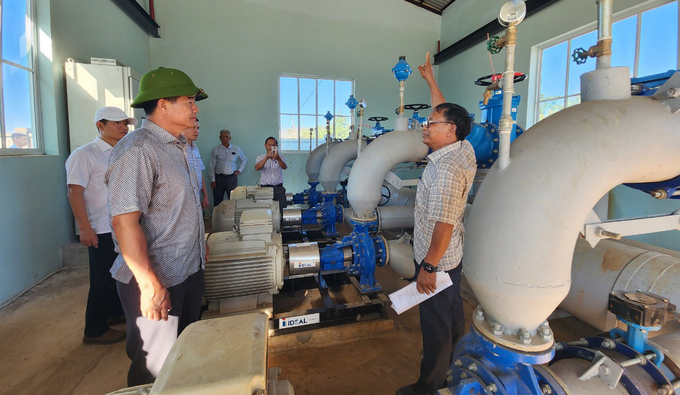 Ông Vũ Đức Công, Phó Giám đốc Sở NN-PTNT tỉnh Đắk Lắk (bên phải) nói về nguyên lý vận hành của các máy bơm tại dự án. Ảnh: Quang Yên.
