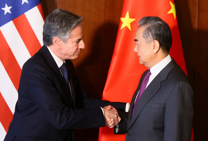 Ngoại trưởng Mỹ Antony Blinken và Bộ trưởng Ngoại giao Trung Quốc Vương Nghị bắt tay khi gặp nhau bên lề Hội nghị An ninh Munich hôm 16/2. Ảnh: Reuters.
