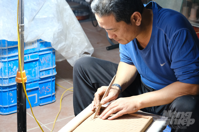 Nghệ nhân làng gốm Bát Tràng Bùi Đức Thịnh trình diễn quy trình chế tác hình ảnh cây tre, trúc Việt Nam tỉ mỉ bằng tay trên sản phẩm gốm.
