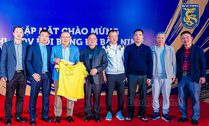 HLV Park Hang-seo ký hợp đồng 5 năm với CLB Bắc Ninh. Ảnh: Báo Bắc Ninh.