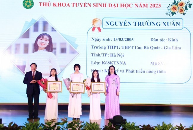  Lò Thị Diễm (thứ 4 từ trái sang) nhận khen thưởng của Giám đốc Học viện Nông nghiệp Việt Nam. Ảnh: HVNN.