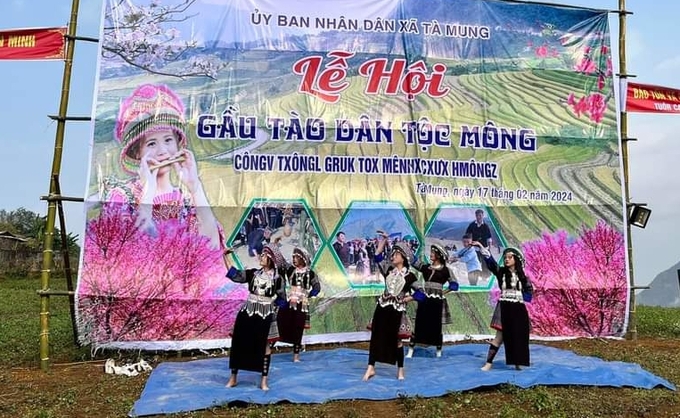 Biểu diễn các điệu múa dân gian của người Mông tại lễ hội Gầu Tào. Ảnh: Hồng Nhung.