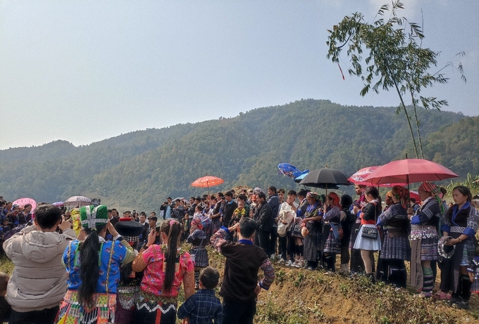Lễ hội Gầu Tào thu hút đông đảo nhân dân tham gia. Ảnh: Hồng Nhung.