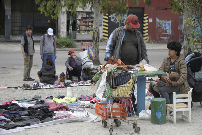 Người dân thủ đô Buenos Aires của Argentina bán quần áo cũ trên đường phố. Ảnh: AFP.