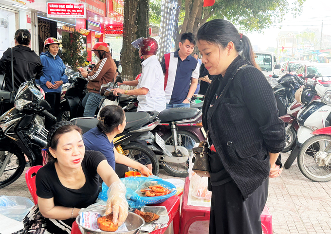 Sáng sớm 19/2 (mùng 10 tết), tuyến đường 'vàng' Nguyễn Công Trứ, TP Hà Tĩnh, tỉnh Hà Tĩnh nườm nượp kẻ mua, người bán trang sức và vật phẩm cúng Thần Tài.