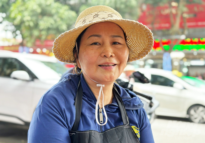 Bà Ngô Thị Út, 65 tuổi, trú phường Tân Giang, TP Hà Tĩnh cho hay, lượng khách năm nay nhiều hơn năm ngoái và mua sớm hơn vì trùng vào thứ 2, ngày làm việc.