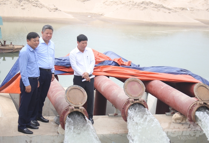 Thứ trưởng Nguyễn Hoàng Hiệp yêu cầu các địa phương chỉ đạo người dân hoàn thành việc gieo cấy trước ngày 28/2. Bên cạnh đó, lên phương án tích nước để sẵn sàng phục vụ công tác tưới dưỡng. Ảnh: Trung Quân.