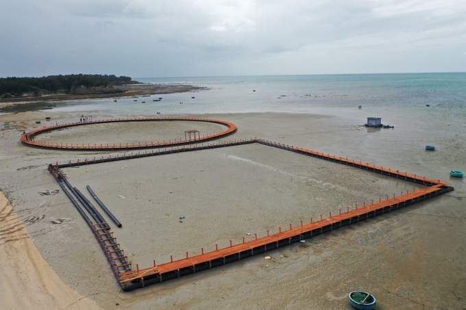 Comprising three cages — one square and two round — these installations will culminate in a nearly 1-hectare aquatic enclosure amidst the vast ocean.