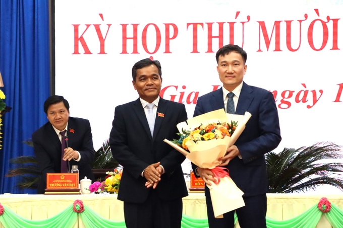 Ông Nguyễn Tuấn Anh (bìa phải) được bầu giữ chức Phó Chủ tịch UBND tỉnh Gia Lai. Ảnh: Tuấn Anh.