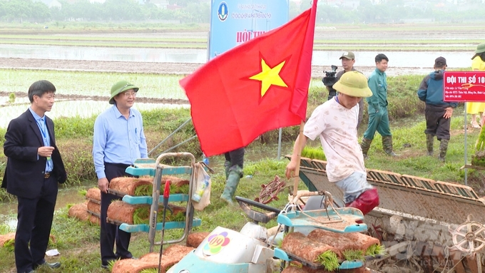 Lãnh đạo tỉnh Hà Nam ra tận bờ ruộng để cổ vũ cuộc tranh tài nông dân sử dụng thành thạo cơ giới hóa. 