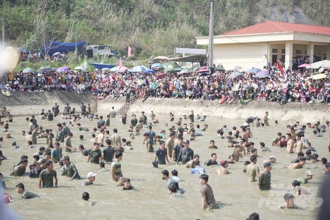 Hội thi bắt cá bằng tay tại xã Năng Khả là lễ hội truyền thống của địa phương được tổ chức vào dịp đầu xuân hằng năm.