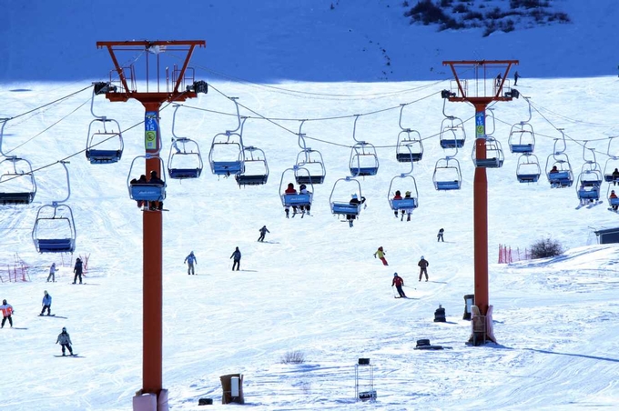 Du khách vui vẻ trượt tuyết tại Khu nghỉ dưỡng trượt tuyết Silk Road ở Urumqi, khu tự trị Duy Ngô Nhĩ, Tân Cương. Ảnh: China Daily.