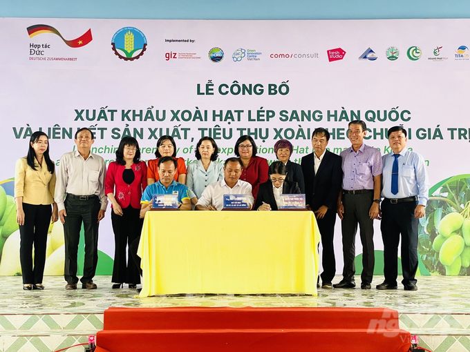 Đại diện các doanh nghiệp xuất khẩu trái cây ký kết với HTX GAP Cù Lao Giêng tại buổi lễ công bố. Ảnh: Lê Hoàng Vũ.