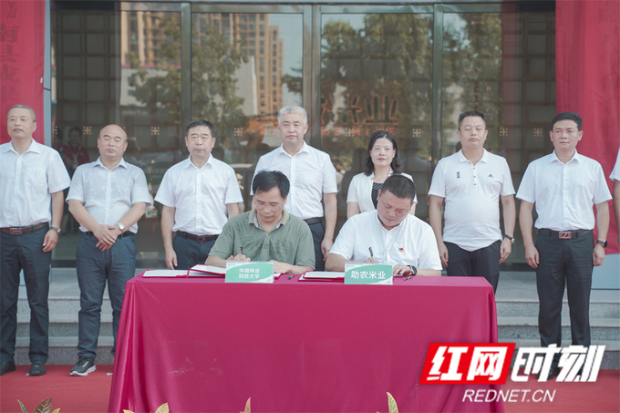 Huang Qingming giúp ngành nông nghiệp lúa gạo và các trường đại học đạt được sự hợp tác giữa nhà trường và doanh nghiệp. 