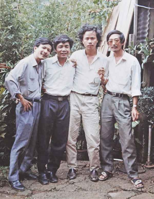 Nhà văn Trung Trung Đỉnh (thứ 2 từ trái sang) cùng các văn nghệ sĩ trong một chuyến đi thực tế tại Gia Lai. Ảnh: Văn Công Hùng.