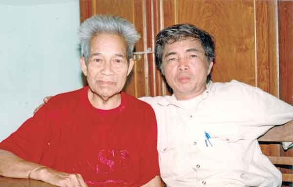 Cố họa sĩ Xu Man (bìa trái) và tác giả. Ảnh: Nguyễn Quang Tuệ.