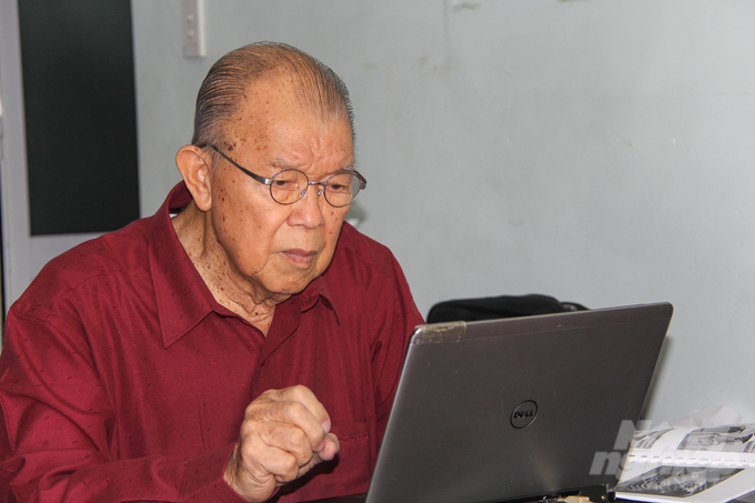 GS Võ Tòng Xuân năm nay đã 84 tuổi vẫn miệt mài cống hiến, truyền lại những tri thức khoa học ngành nông nghiệp cho thế hệ mai sau. Ảnh: Kim Anh.