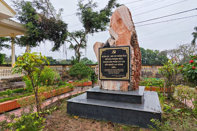 Bia đá ghi dấu nơi mở đầu phong trào khoán sản phẩm cây lúa tại xã Đoàn Xá. Ảnh: Tùng Đinh.