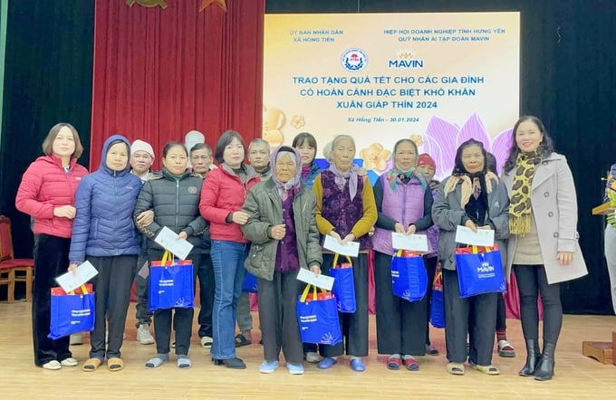 Tập đoàn Mavin tặng quà những gia đình có hoàn cảnh khó khăn tại xã Hồng Tiến, huyện Khoái Châu, Hưng Yên.
