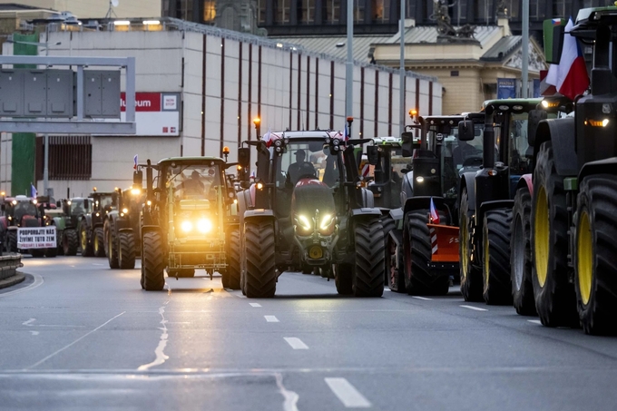 Nông dân lái máy kéo vào thủ đô Prague khiến giao thông ùn tắc. Ảnh: AP.