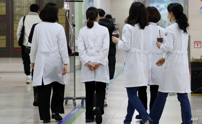 Hàng nghìn bác sĩ tập sự ở Hàn Quốc nộp đơn nghỉ việc và dừng làm việc từ ngày 20/2. Ảnh: AFP. 