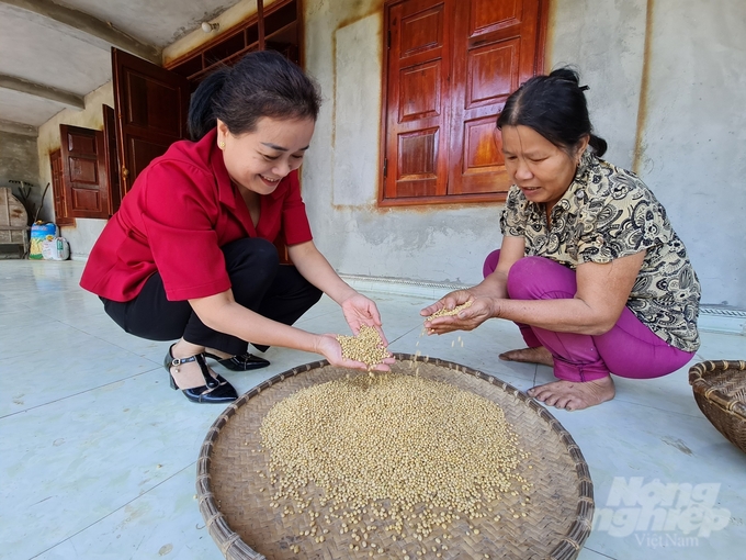 Chị Nông Thị Khìm (bên phải) lựa chọn những hạt đỗ giống để chuẩn bị gieo trồng cho vụ xuân. Ảnh: Đào Thanh.