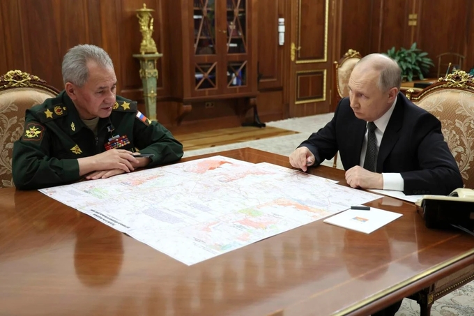 Tổng thống Nga Vladimir Putin họp với Bộ trưởng Quốc phòng Sergei Shoigu tại Điện Kremlin hôm 20/2. Ảnh: AP.