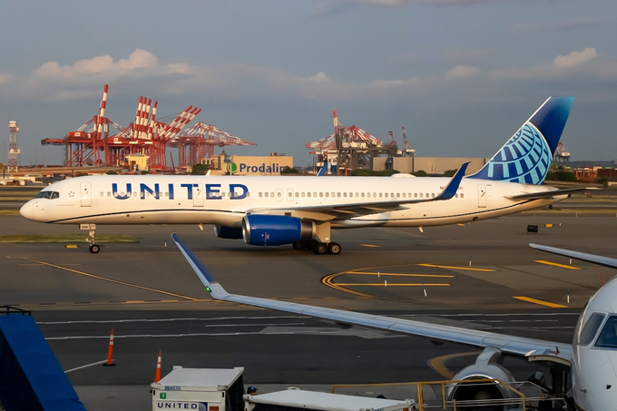 Một chiếc Boeing 757-200 của hãng hàng không United Airlines. Ảnh: Jet Photos.