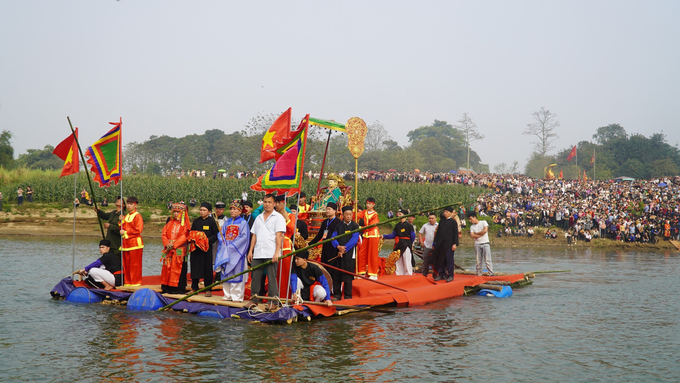Nghi lễ rước Mẫu qua sông trong lễ hội đền Đông Cuông (tỉnh Yên Bái) năm Giáp Thìn. Ảnh: Thanh Tiến.
