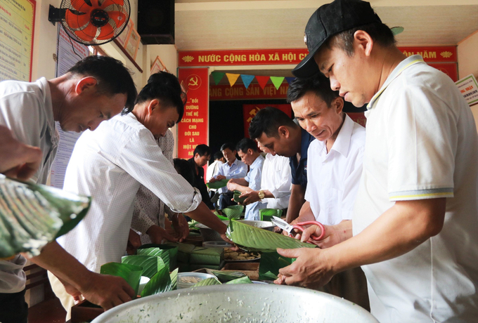 Hàng trăm người có mặt tại nhà văn hóa thôn Sơn Phú, xã Mai Phụ cùng nhau gói, nấu 350 chiếc bánh chưng để dâng lên vua Mai Hắc Đế.