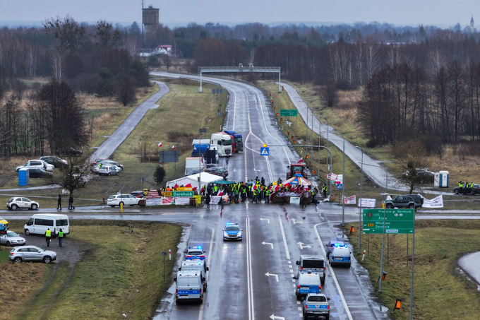 Nông dân Ba Lan chặn cửa khẩu Okopy, giáp biên giới Ukraine, hôm 20/2. Ảnh: Reuters.