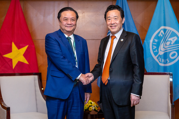 Minister Le Minh Hoan met with FAO Director-General Qu Dongyu.