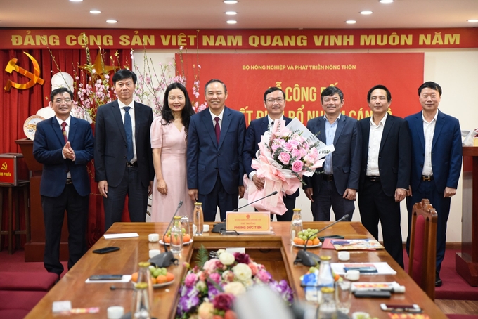 Thứ trưởng Phùng Đức Tiến tặng hoa chúc mừng Tổng Biên tập và Ban Biên tập Báo Nông nghiệp Việt Nam. Ảnh: Tùng Đinh. 