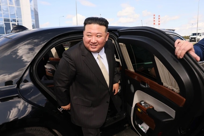 Nhà lãnh đạo Triều Tiên Kim Jong-un trải nghiệm chiếc limousine bọc thép Aurus Senat của Tổng thống Vladimir Putin trong chuyến thăm vùng Viễn Đông (Nga) hồi tháng 9/2023. Ảnh: AFP.