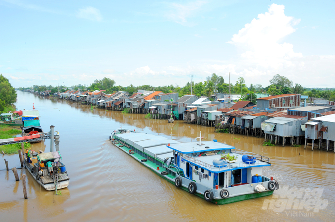 UBND tỉnh Đồng Tháp đề nghị các ban ngành và địa phương địa phương cần quản lý chặt chẽ việc xây dựng công trình lấn chiếm sông, kênh rạch để giảm nguy cơ sạt lở. Ảnh: Lê Hoàng Vũ.