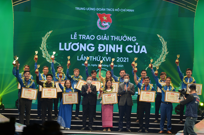 Lương Văn Trường, bên phải, thứ hai hàng hai nhận giải thưởng Lương Định Của năm 2021. Ảnh: Nhân vật cung cấp.