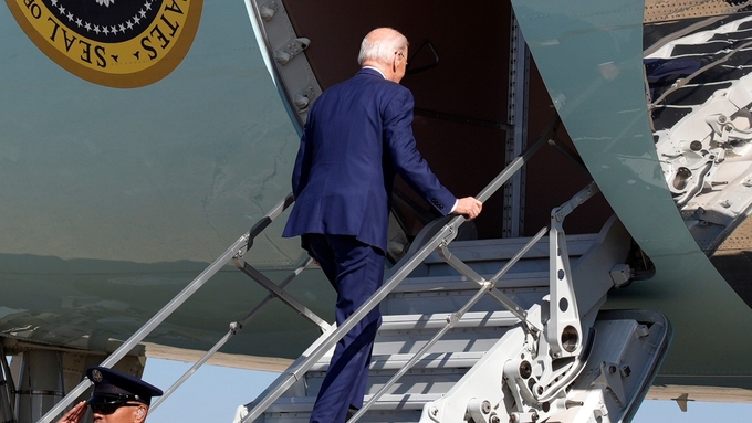Tổng thống Mỹ Joe Biden bước lên chuyên cơ Air Force One hôm 20/2 để đến California vận động tranh cử. Ảnh: AP.