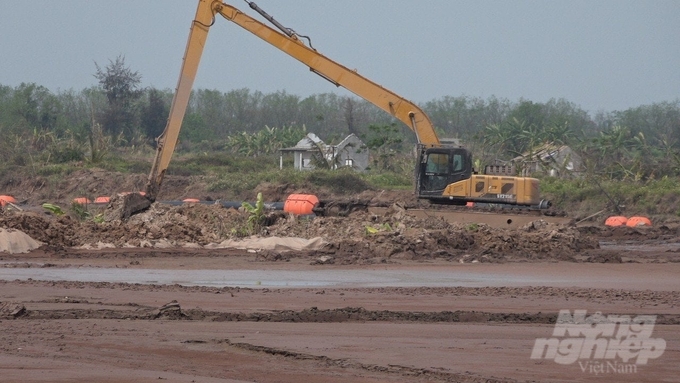Tập đoàn Xuân Thiện san lấp mặt bằng khu vực cửa sông Đáy để làm dự án nhà máy đúc bê-tông.