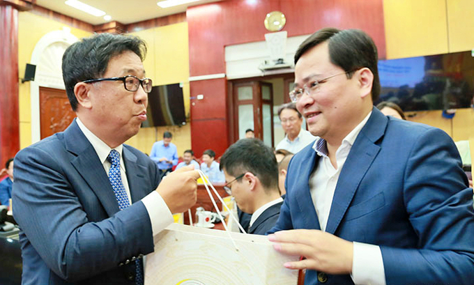 Nhân dịp này, Bí thư Tỉnh ủy Nguyễn Anh Tuấn tặng sản phẩm truyền thống của Bắc Ninh tới các doanh nghiệp Nhật Bản. 
