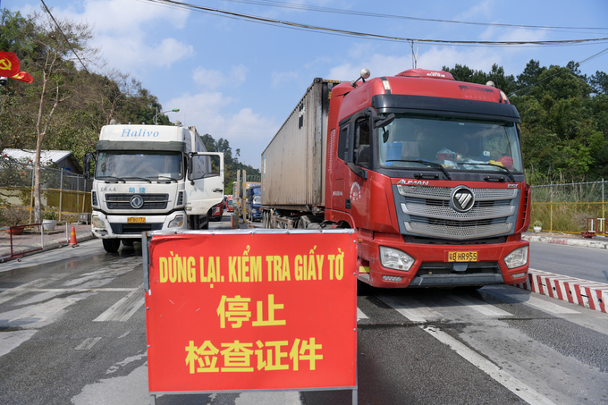 Xe chở nông sản Trung Quốc nhập khẩu vào Việt Nam. Thông thường, lượng xe nhập khẩu luôn ít hơn xe xuất khẩu. Từ sau Tết Nguyên đán tới nay, mỗi ngày có khoảng 300 xe container xuất khẩu thuận lợi qua cửa khẩu Tân Thanh sang cửa khẩu Pò Chài, Trung Quốc. 