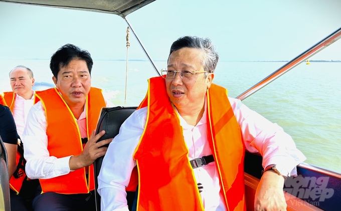 Thứ trưởng Bộ NN-PTNT Hoàng Trung đi thị sát hồ Dầu Tiếng. Ảnh: Trần Phi.