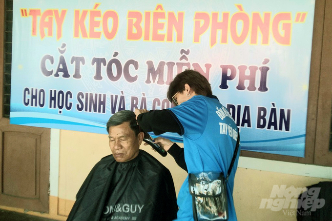 Chương trình 'Tay kéo Biên phòng' cắt tóc miễn phí cho người dân và học sinh trên địa bàn. Ảnh: Hồng Sáu.