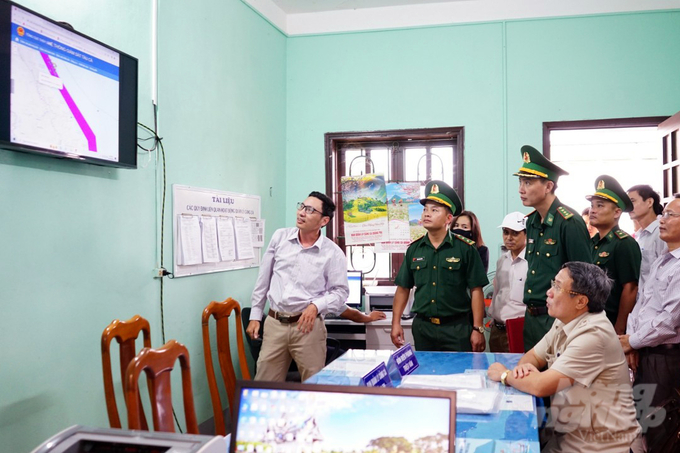 Lãnh đạo tỉnh Quảng Trị kiểm tra công tác giám sát tàu cá xuất, nhập cảng trên hệ thống camera lắp tại các cảng cá. Ảnh: VD.