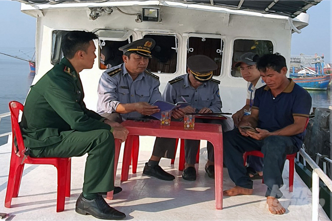 Lực lượng kiểm ngư và biên phòng Quảng Trị xử lý vi phạm khai thác thủy sản. Ảnh: VD.