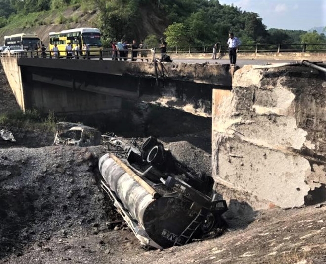 Vụ tai nạn xe xitec chở xăng dầu của Công ty Giang Thành Nam làm hư hại cầu Ngòi Thủ vào ngày 5/9/2018. Ảnh TL.