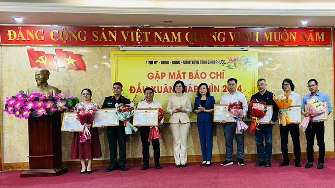 Đại diện lãnh đạo UBND tỉnh Bình Phước tri ân các cơ quan và phóng viên có nhiều đóng góp phát triển kinh tế - xã hội tỉnh Bình Phước giai đoạn 2021-2023.
