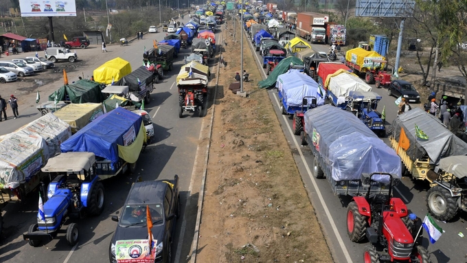 Nông dân Ấn Độ dựng lều trên cao tốc khi bị cảnh sát chặn đường tiến vào thủ đô New Delhi hôm 14/2. Ảnh: AP.