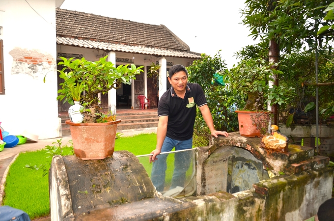 Cái bể nước trước sân nhà là nơi Lương Văn Trường thử nghiệm bả ốc hữu cơ. Ảnh: Dương Đình Tường.