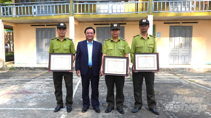 Bộ trưởng Bộ NN-PTNT Lê Minh Hoan tặng bằng khen cho tổ tuần tra của Hạt kiểm lâm Vườn Quốc gia Cát Tiên. Ảnh: Trần Trung.