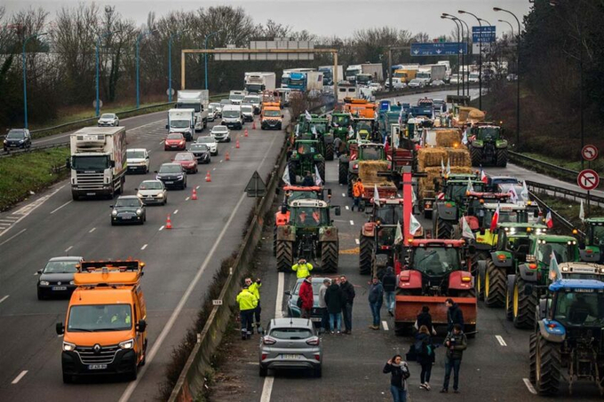 Farmers lift the blockade on A6 motorway in Chilly Mazarin, south of Paris, France. Photo: ANP.